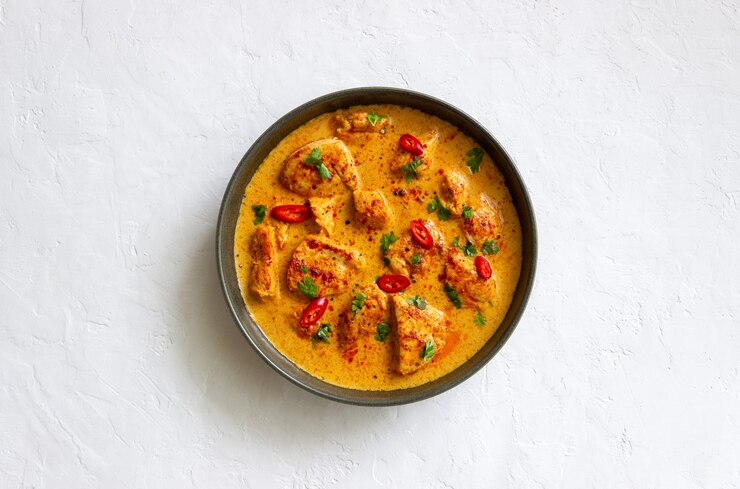 Kurczak tikka masala curry z ziołami i papryką. Indyjskie jedzenie. Kuchnia narodowa.
