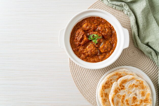 kurczak tikka masala pikantne curry mięso z chlebem roti lub naan