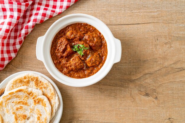 Kurczak Tikka Masala Pikantne Curry Z Mięsem Roti Lub Chlebem Naan