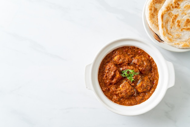 Kurczak tikka masala pikantne curry z mięsem roti lub chlebem naan