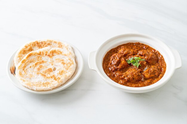 Kurczak tikka masala pikantne curry z mięsem roti lub chlebem naan