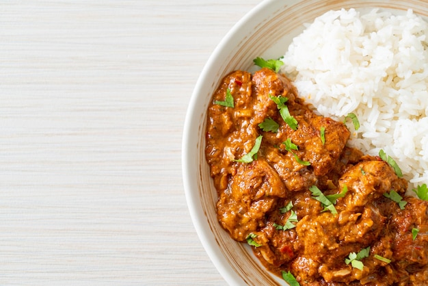 Kurczak tikka masala z ryżem na talerzu