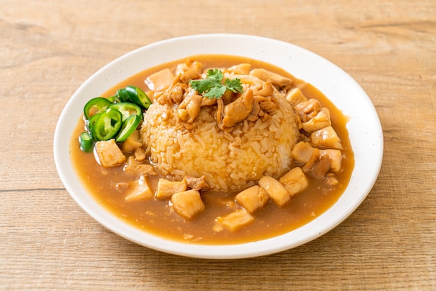 Kurczak w sosie brązowym lub sosie z ryżem - kuchnia azjatycka
