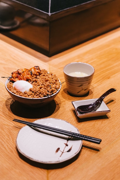Kurczak Yakitori Rice Bowl Z Mieloną Wieprzowiną Podawany Z Chińskim Jajkiem Na Parze.