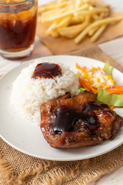 kurczak z grilla z sosem teriyaki i ryżem