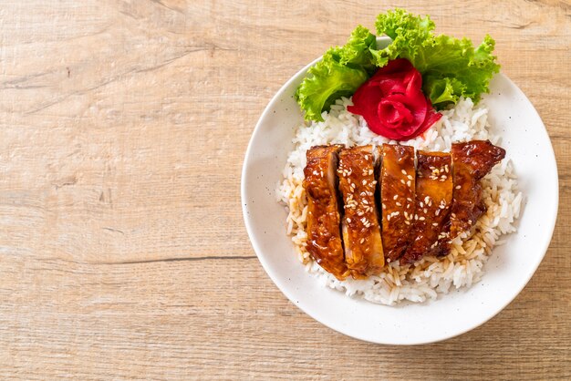 kurczak z grilla z sosem teriyaki na ryżu