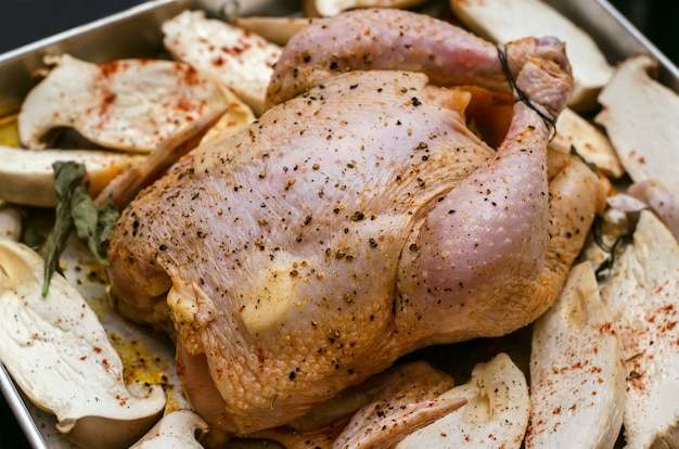 Kurczak z pieczarkami przygotowany do gotowania.