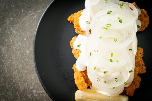 Zdjęcie kurczak ze śnieżną cebulą lub kurczak smażony z kremowym sosem cebulowym