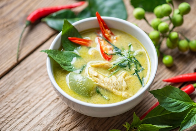 Kurczak zielone curry Tajskie jedzenie na misce zupy z dodatkiem ziół warzywnych i przypraw