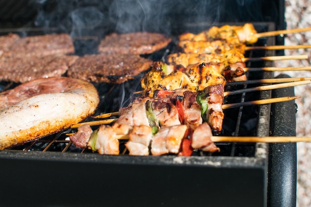 Kurczaki gotujące na grillu