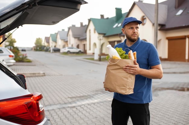 Kurier Dostarczający Artykuły Spożywcze Do Domu