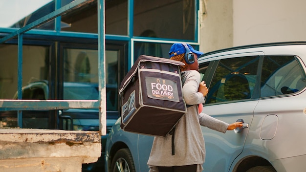 Kurierka Wyjmująca Plecak Z Samochodu, Aby Dostarczyć Obiad, Dostarczając Zamówienie Pizzerii Fastfood Do Klienta. Praca Z Samochodem W Celu Dostarczenia żywności Klientowi, Dostawa żywności.