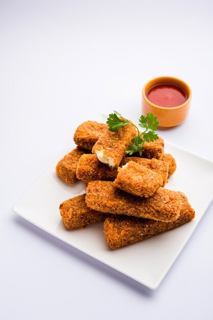 Kurkuri paneer finger lub pakora, przekąski pakoda znane również jako Crispy Cottage Cheese Bars, podawane z keczupem jako przystawką. selektywne skupienie