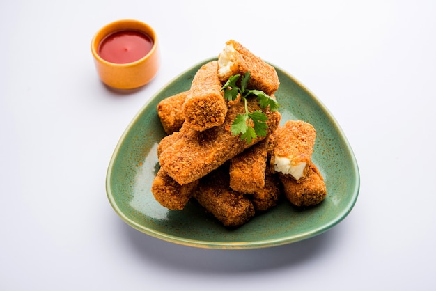 Kurkuri paneer finger lub pakora, przekąski pakoda znane również jako Crispy Cottage Cheese Bars, podawane z keczupem jako przystawką. selektywne skupienie