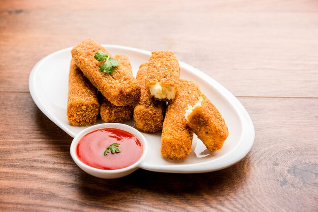 Kurkuri paneer finger lub pakora, przekąski pakoda znane również jako Crispy Cottage Cheese Bars, podawane z keczupem jako przystawką. selektywne skupienie