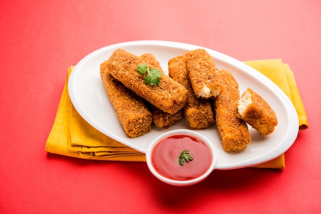 Kurkuri paneer finger lub pakora, przekąski pakoda znane również jako Crispy Cottage Cheese Bars, podawane z keczupem jako przystawką. selektywne skupienie