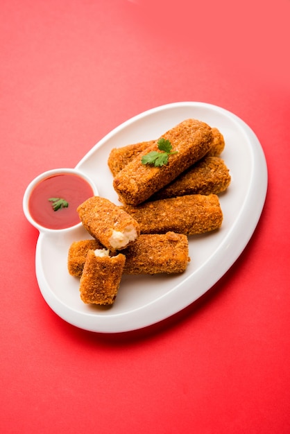 Kurkuri paneer finger lub pakora, przekąski pakoda znane również jako Crispy Cottage Cheese Bars, podawane z keczupem jako przystawką. selektywne skupienie