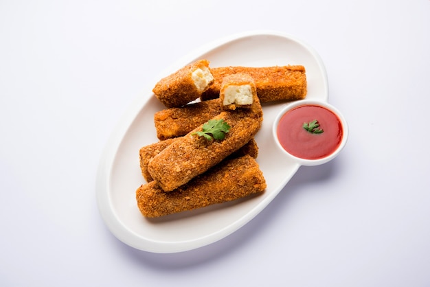 Kurkuri paneer finger lub pakora, przekąski pakoda znane również jako Crispy Cottage Cheese Bars, podawane z keczupem jako przystawką. selektywne skupienie