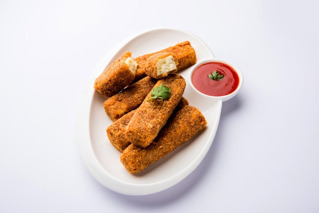 Kurkuri paneer finger lub pakora, przekąski pakoda znane również jako Crispy Cottage Cheese Bars, podawane z keczupem jako przystawką. selektywne skupienie