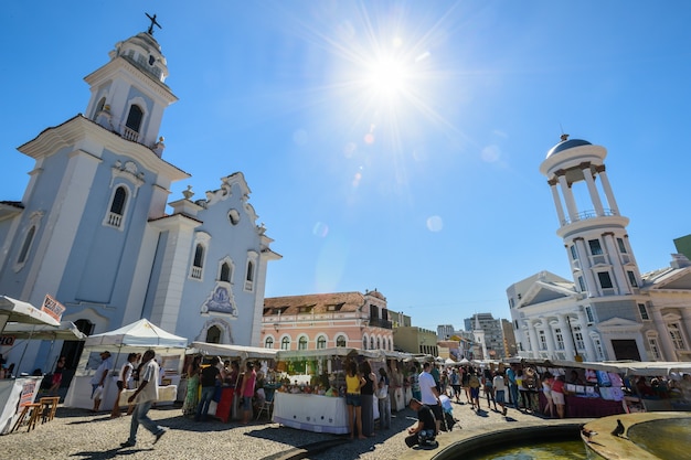 Kurytyba, Brazylia - 8 lutego 2014: Ludzie odwiedzają Stare Miasto w Kurytybie w Brazylii. Kurytyba jest 8. najbardziej zaludnionym miastem Brazylii z 1,76 milionami mieszkańców.