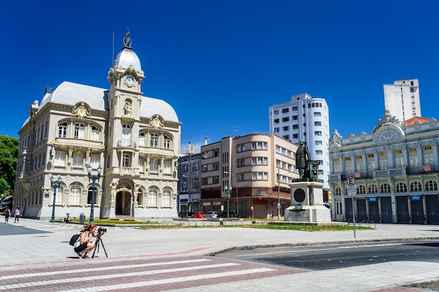 Kurytyba, Brazylia - 9 lutego 2014: Plac Liberty Hall w słoneczny dzień. Znajduje się w centrum Kurytyby w stanie Parana w Brazylii.