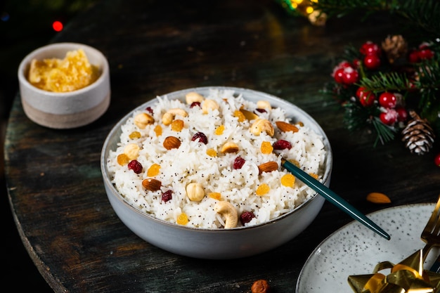 Kutia to uroczyste danie zbożowe Świąteczny słodki posiłek Gotowana owsianka ryżowa Tradycyjne słowiańskie świąteczne danie rytualne Słodki pilaw z orzechami Kutia Ukraiński Prawosławny Boże Narodzenie