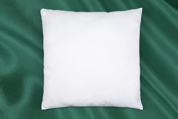 Kwadratowa poduszka makieta na eleganckim zielonym tle