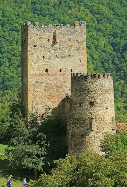 Kwadratowa wieża Sheupovari z okrągłą wieżą w średniowiecznym forcie Ananuri Georgia