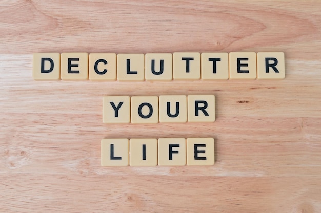 Kwadratowe litery z tekstem DECLUTTER YOUR LIFE Widok z góry