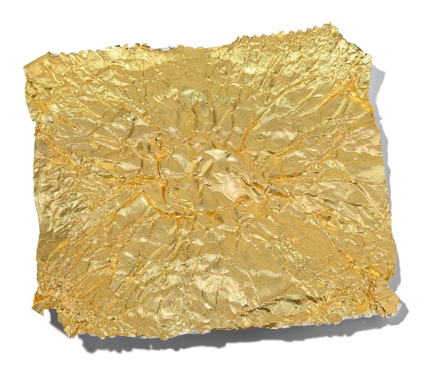 Kwadratowy arkusz złotej folii na białym tle