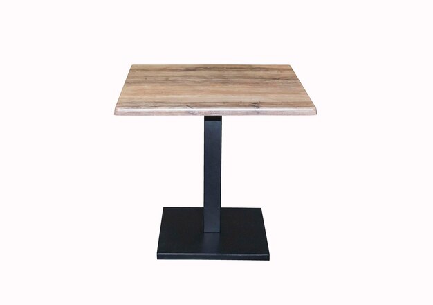 Kwadratowy drewniany lakierowany stół z czarnymi metalowymi nogami na białym tle. Element wnętrza