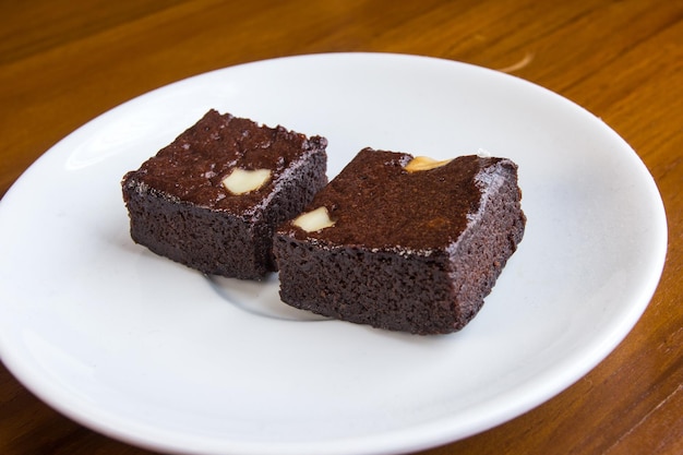 Kwadraty brownie z kawałkami czekolady i orzechami
