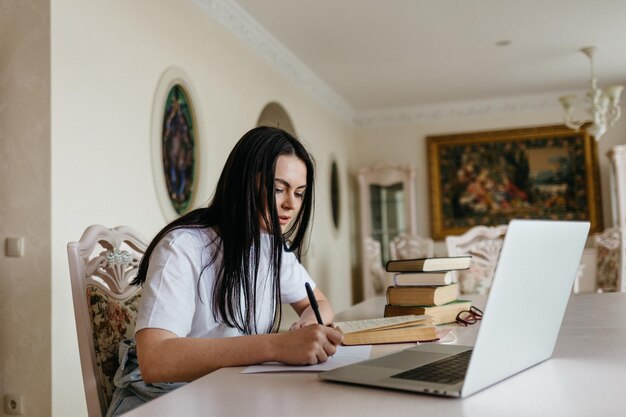 Kwarantanna koronawirusa Szkolenie online edukacja i praca jako freelancer konferencja zdalna Laptop komputerowy i dziewczyna gen z ucząca się zdalnie Pandemia koronawirusa na świecie Zamykanie szkół