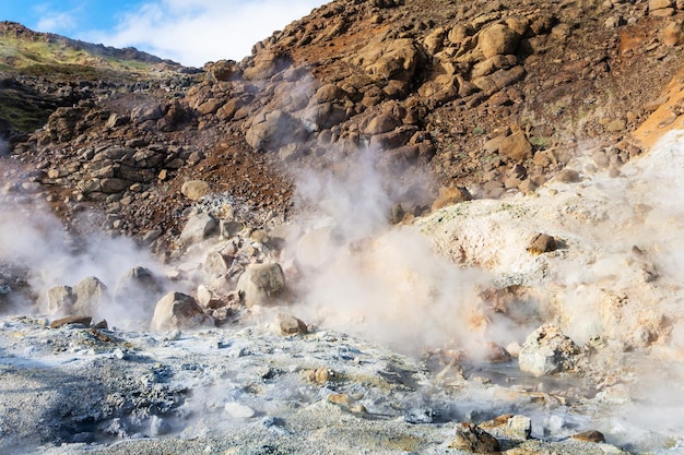 Kwaśny fumarol w rejonie Krysuvik Islandia