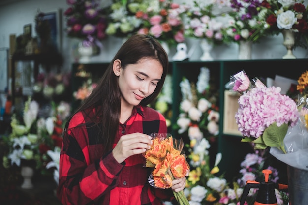 Zdjęcie kwiaciarnia. młoda kobiety kwiaciarnia w kwiaciarni