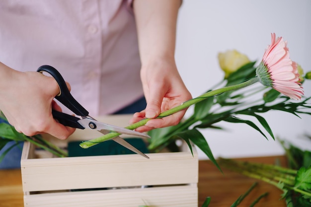 Kwiaciarnia W Pracy Młoda Brunetka Kobieta Ręce Robi Modę Nowoczesną Kompozycję Różnych Kwiatów W Domu