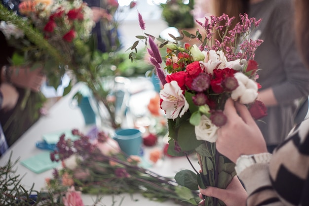 Kwiaciarnia warsztatowa, wykonująca bukiety i kompozycje kwiatowe. Nieostrość