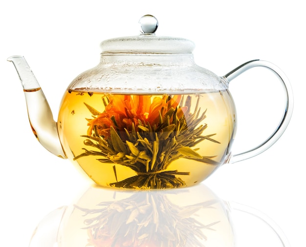 Kwiat herbaty w przezroczystym czajniczku
