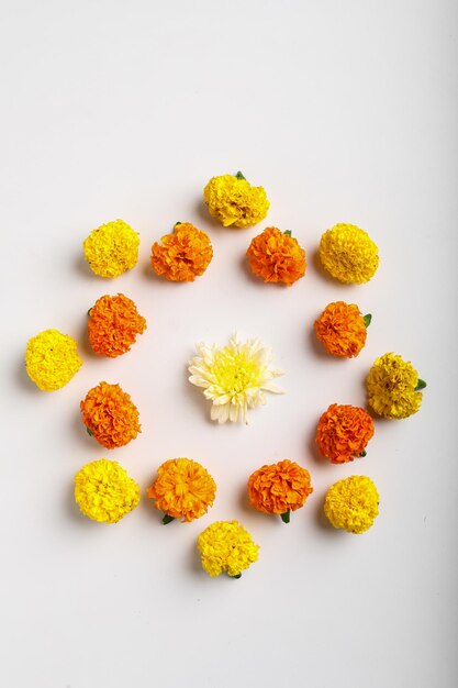 Zdjęcie kwiat nagietka rangoli design na festiwal diwali, dekoracja kwiatowa na indyjski festiwal