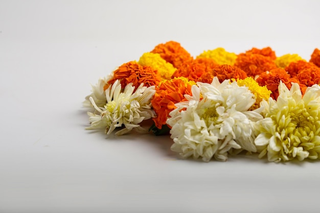Kwiat nagietka rangoli Design na festiwal Diwali, dekoracja kwiatowa na indyjski festiwal