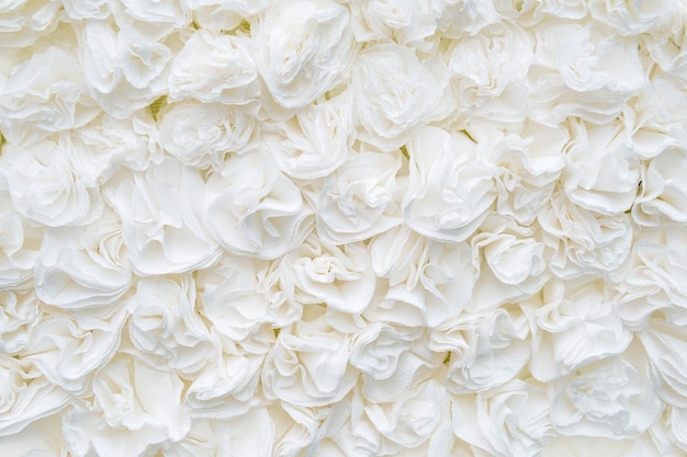 Zdjęcie kwiat papier-rzemiosło tekstura tło. nienaturalne sztuczne kwiaty. biała róża.