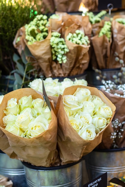 Kwiatowy biznes Kwiaty są białe w papierze kraft stojące na ladzie hochland rose