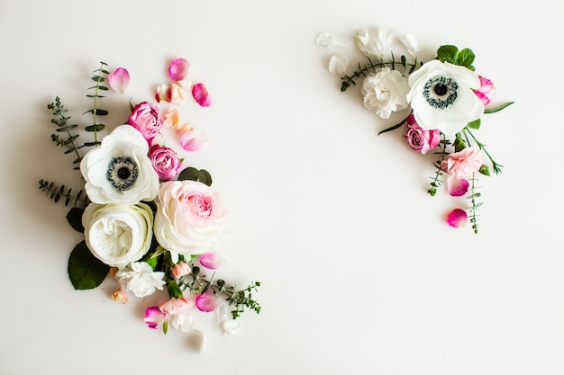 Zdjęcie kwiatowy okrągły ślub rama płasko leżał. widok z góry na kwiaty róży z miejscem na kopię