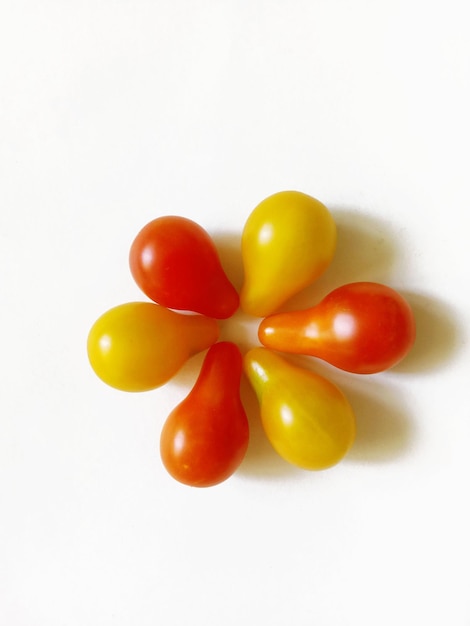kwiatowy ornament z żółtych i czerwonych pomidorków koktajlowych w kształcie gruszki