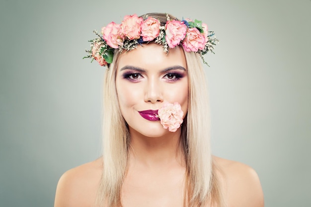 Kwiatowy portret pięknej kobiety z doskonałym makijażem i kwiatami