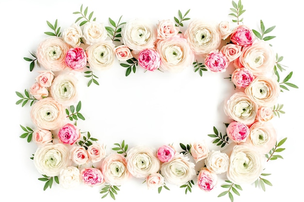 Zdjęcie kwiatowy wzór rama wykonana z różowego jaskier i pąków kwiatowych róż na białym tle płaski lay
