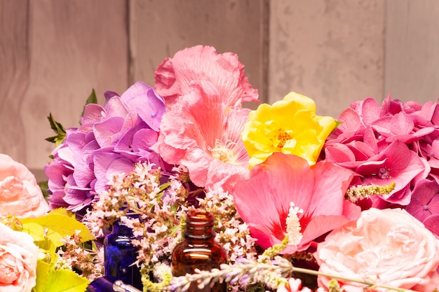 Kwiaty I Butelki Olejków Eterycznych Do Aromaterapii