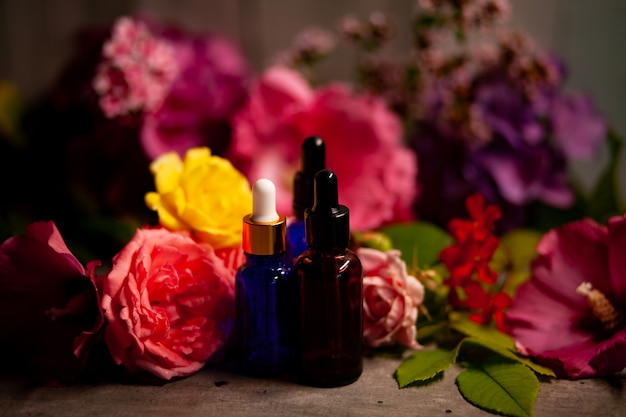 Zdjęcie kwiaty i butelki olejków eterycznych do aromaterapii