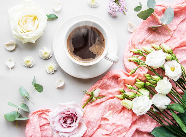Kwiaty i filiżanka kawy