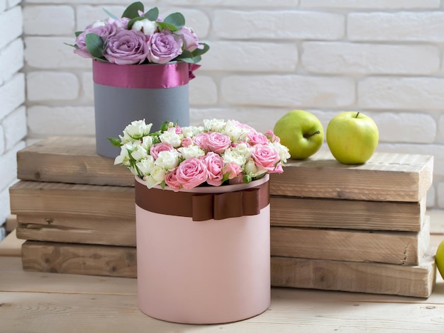 Zdjęcie kwiaty i jabłko na drewnianych deskach